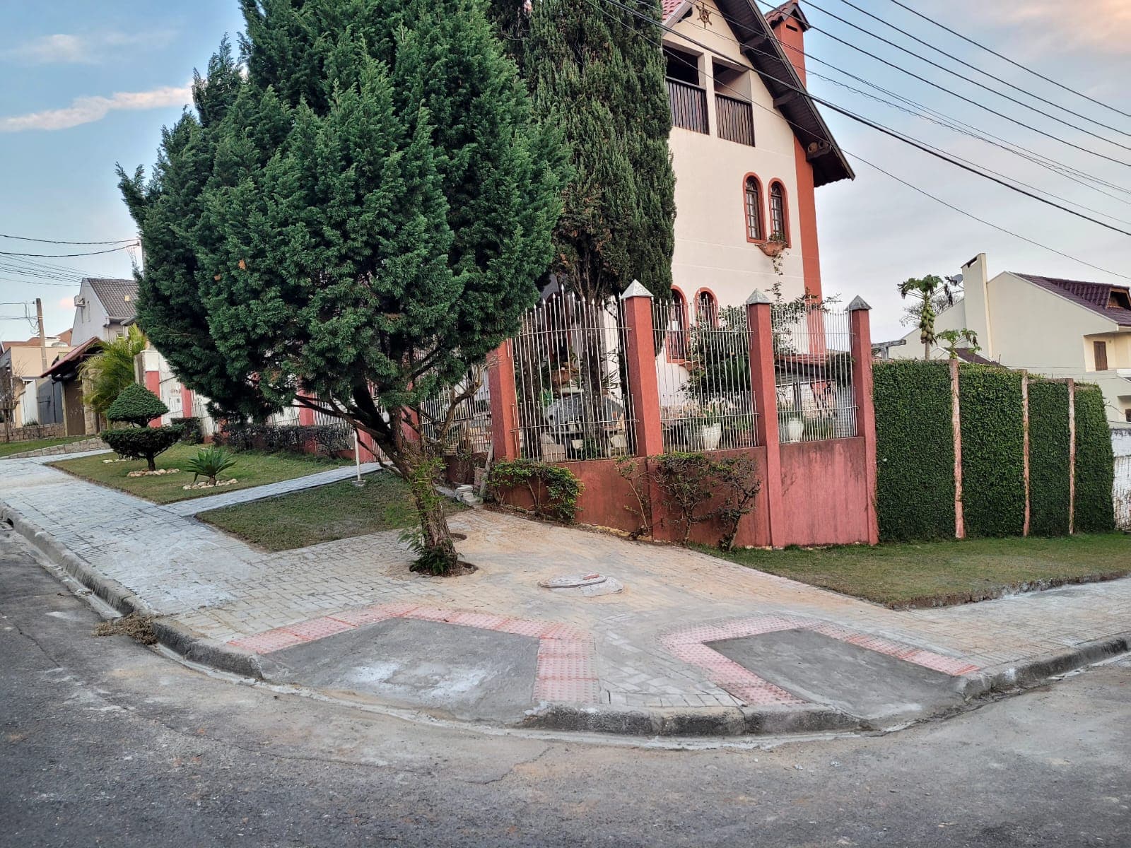 Sobrado de esquina em santa felicidade, o imóvel ideal para quem busca conforto, espaço e uma localização privilegiada. — foto 3